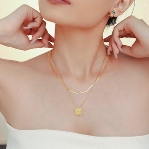Collar de trébol dorado de doble capa con colgante maman en modelo femenina