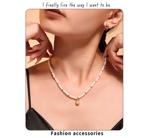 Détail d'un ensemble collier de perles et créoles aux pierres colorées sur un mannequin