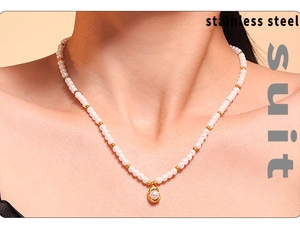Détail du collier de perles en acier inoxydable plaqué or 18k avec un pendentif irrégulier
