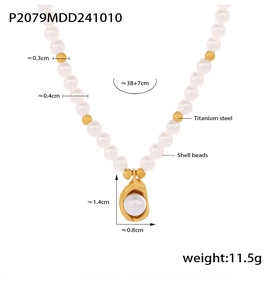 Détail d'un collier en perles de nacre avec accents en acier titane et pendentif coquille