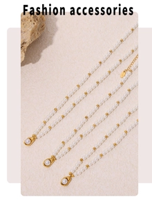 Détail d'un collier de perles plaqué or 18 carats avec pendentif et gravure K18