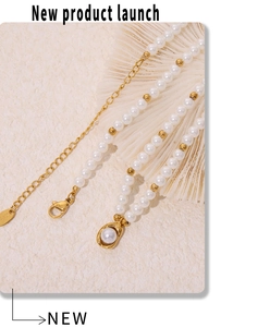 Détail d'un collier de perles élégant avec fermoir en or K18 et pendentif lustré