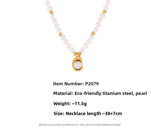 Détail du collier en perles de coquillage et acier titane avec pendentif doré 38 plus 7cm