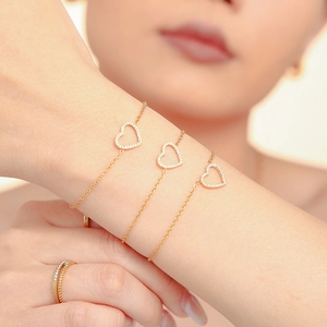 Ensemble de bracelets cœur dorés à trois couches avec zircons scintillants au poignet