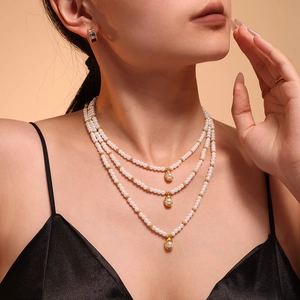 Collier de perles à trois rangs avec pendentifs dorés et style luxe français rétro