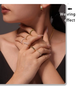 Effet porté de bagues en titane doré avec perles et pierres de zircone vertes
