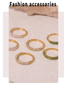 Vue détaillée d'un lot de six bagues dorées avec perles, pierres vertes et diamants