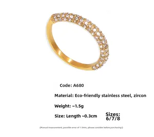 Macro d'une bague dorée PVD 1,5g en acier inoxydable sertie de zircons de 0,3cm