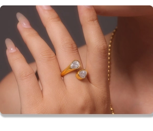 Détail d'une bague ouverte plaquée or 18k avec deux zircons cubiques en forme de poire