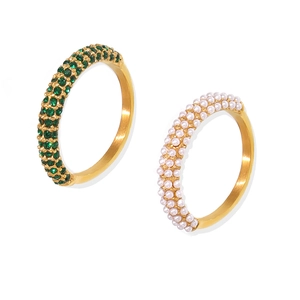 Ensemble de bagues dorées serties de zircons vert émeraude et de perles blanches