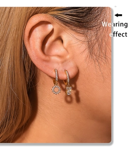 Nahaufnahme eines Models mit goldenen geometrischen Ohrringen und Pavé-Zirkonia-Details