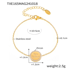 Vista dettagliata del bracciale in acciaio dorato con ciondolo tondo in zirconi e misure