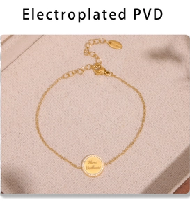 Dettaglio bracciale placcato oro PVD in acciaio con pendente Mere Veilleuse e diamanti incastonati