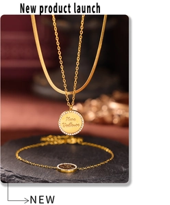 Dettaglio del set di collana doppia e bracciale dorati con ciondoli circolari e brillanti