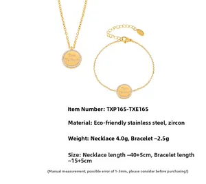 Dettaglio del set collana e bracciale in acciaio inossidabile dorato con zirconi