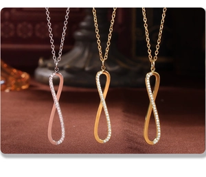 Dettaglio di collane infinito in oro, oro rosa e argento con accenti di cristallo