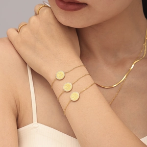 Elegante set di gioielli in acciaio dorato con ciondoli in cristallo pavé scintillanti