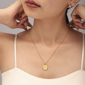 Set collana e orecchini a cerchio dorati con incisione Mère Veilleuse e strass colorati
