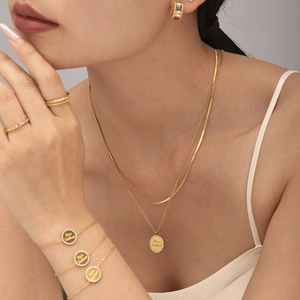 Set coordinato dorato con collana a doppio strato, bracciale e anelli con cristalli CNC