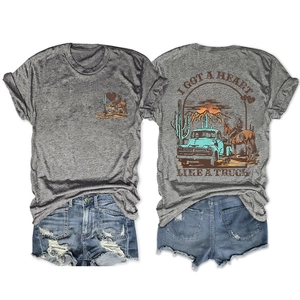 Flat lay γκρι T-shirt με vintage εκτυπώσεις φορτηγών και distressed τζιν σορτς