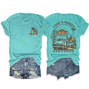 Λεπτομερής όψη του μέντα T-shirt με vintage τύπωμα φορτηγού και σετ σορτς τζιν