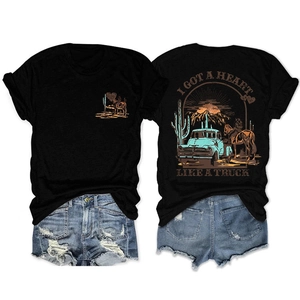 Εμπρός και πίσω όψη του μαύρου T-shirt με vintage εκτυπώσεις φορτηγού και καρδιάς
