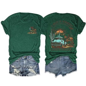 Πράσινο T-shirt με τύπωμα φορτηγού vintage και φθαρμένο σορτς τζιν σε λευκό φόντο