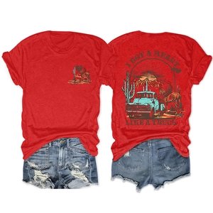 Λεπτομέρεια κόκκινου T-shirt με γραφικά και τζιν σορτς με vintage τύπωμα φορτηγού