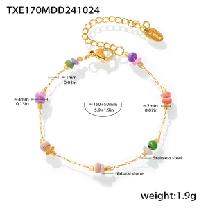 Détail d'un bracelet en acier doré avec pierres naturelles colorées et mesures précises