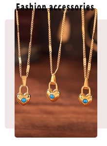 Detalle de collares de candado de corazón bañados en oro 18k con cuentas turquesas