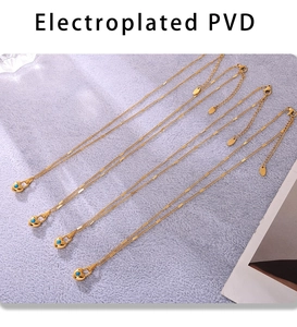 Detalle de collares chapados en oro 18k con colgante de corazón turquesa y acabado PVD