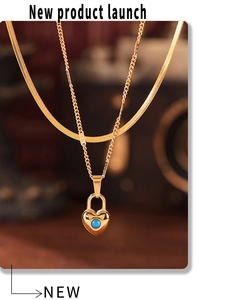 Detalle del collar de doble capa chapado en oro de 18k con colgante de corazón turquesa