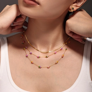 Ensemble de colliers serpent dorés et perles colorées avec boucles d'oreilles créoles