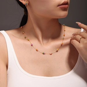 Collier fait main en chaîne dorée avec pierres naturelles colorées sur mannequin