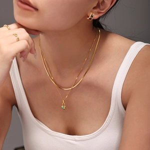 Collar de doble capa dorado con candado de corazón, colgante turquesa y cadena plana