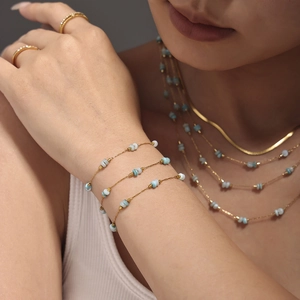 Ensemble collier et bracelet multicouches dorés avec perles d'amazonite bleues