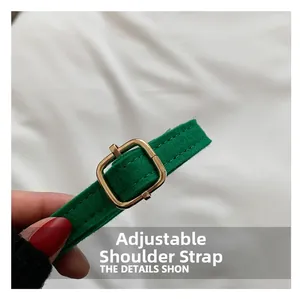 Détail de la bandoulière réglable en daim vert avec boucle carrée dorée pour sac à main