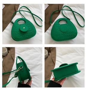Vues détaillées sous quatre angles du sac selle en feutre vert émeraude effet crocodile