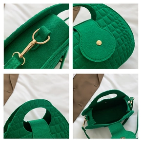 Vues macro d'un sac en feutre vert, motif crocodile et détails métalliques dorés