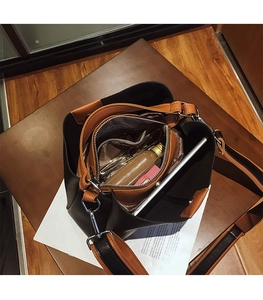 Draufsicht auf Beuteltasche mit großem Fassungsvermögen, Innentasche und breitem Gurt
