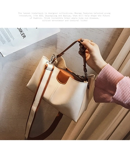 Detailansicht der Bucket Bag im Color-Blocking-Design mit breitem Stoffschultergurt