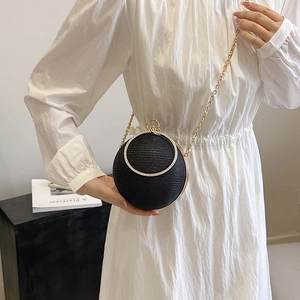 Détail du sac boule noir pailleté avec poignée anneau en métal et bandoulière chaîne