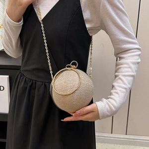 Détail d'un sac de soirée sphérique doré scintillant avec strass et boucle anneau