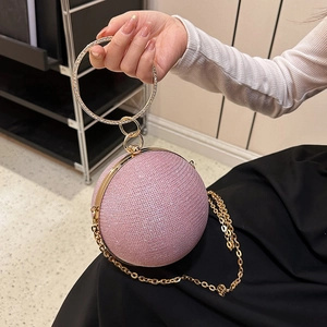 Sac de soirée sphérique en paillettes rose violet avec poignée ronde en or sertie de cristaux