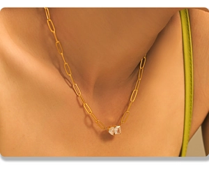 Dettaglio della collana a graffetta placcata oro 18k con ciondoli a cuore e zircone quadrato