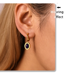 Effetto indossato degli orecchini placcati oro 18K con ciondolo ovale in pietra blu