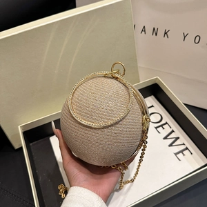 Détail du sac de soirée sphérique avec strass et poignée en anneau dorée