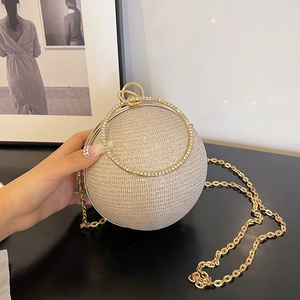 Détail du sac de soirée sphérique champagne avec poignée anneau strass et chaîne dorée