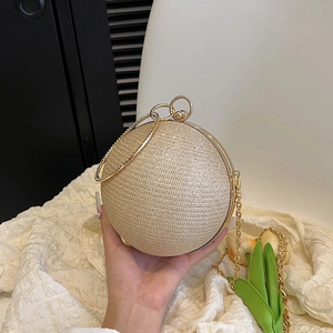 Détail du sac de soirée sphérique champagne avec poignée en anneau et bandoulière