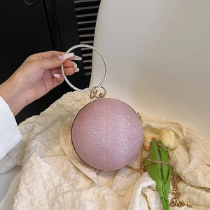 Détail du sac de soirée sphérique avec strass, poignée anneau argentée et chaîne dorée